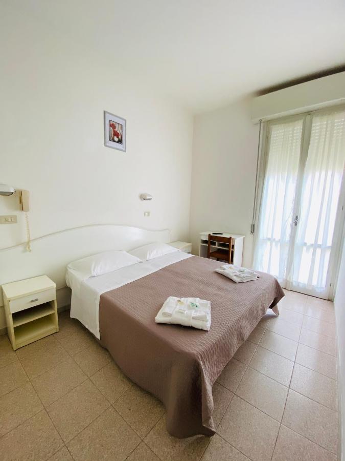 Hotel Luna Rossa Rimini Exterior foto